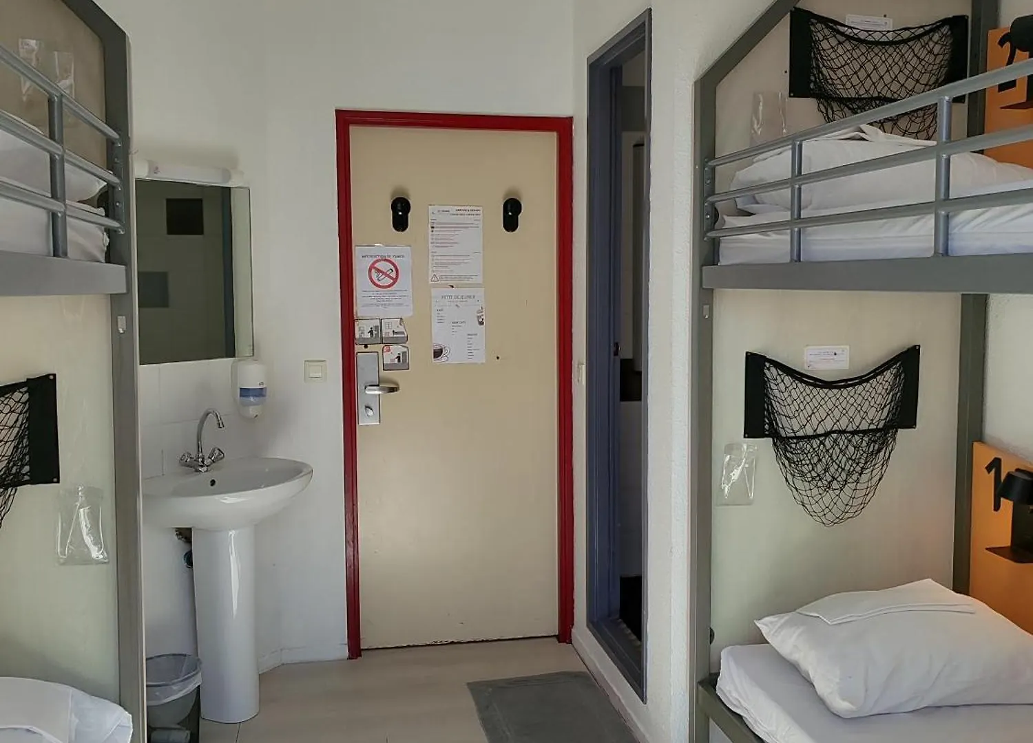 Auberge De Jeunesse Hi Nice Les Camelias 0*,  France