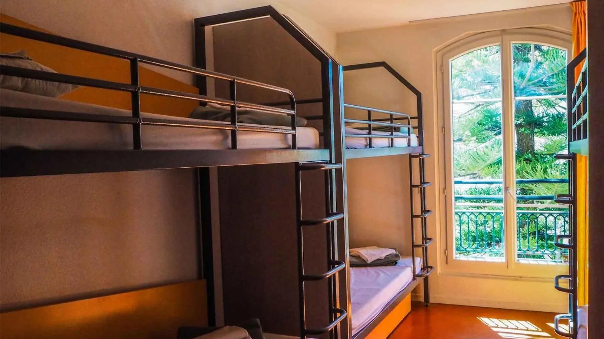 Hostel Auberge De Jeunesse Hi Nice Les Camelias France