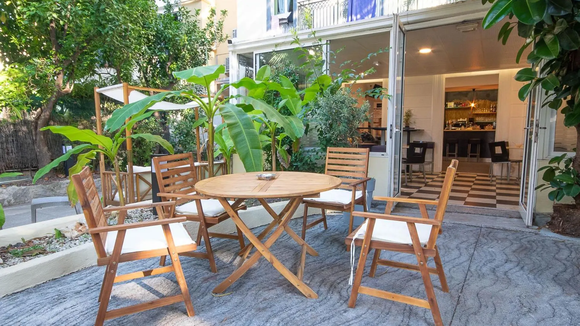 Auberge De Jeunesse Hi Nice Les Camelias Hostel