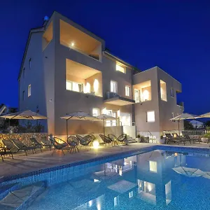 https://deluxe-villa-no10.hotelinzadar.com