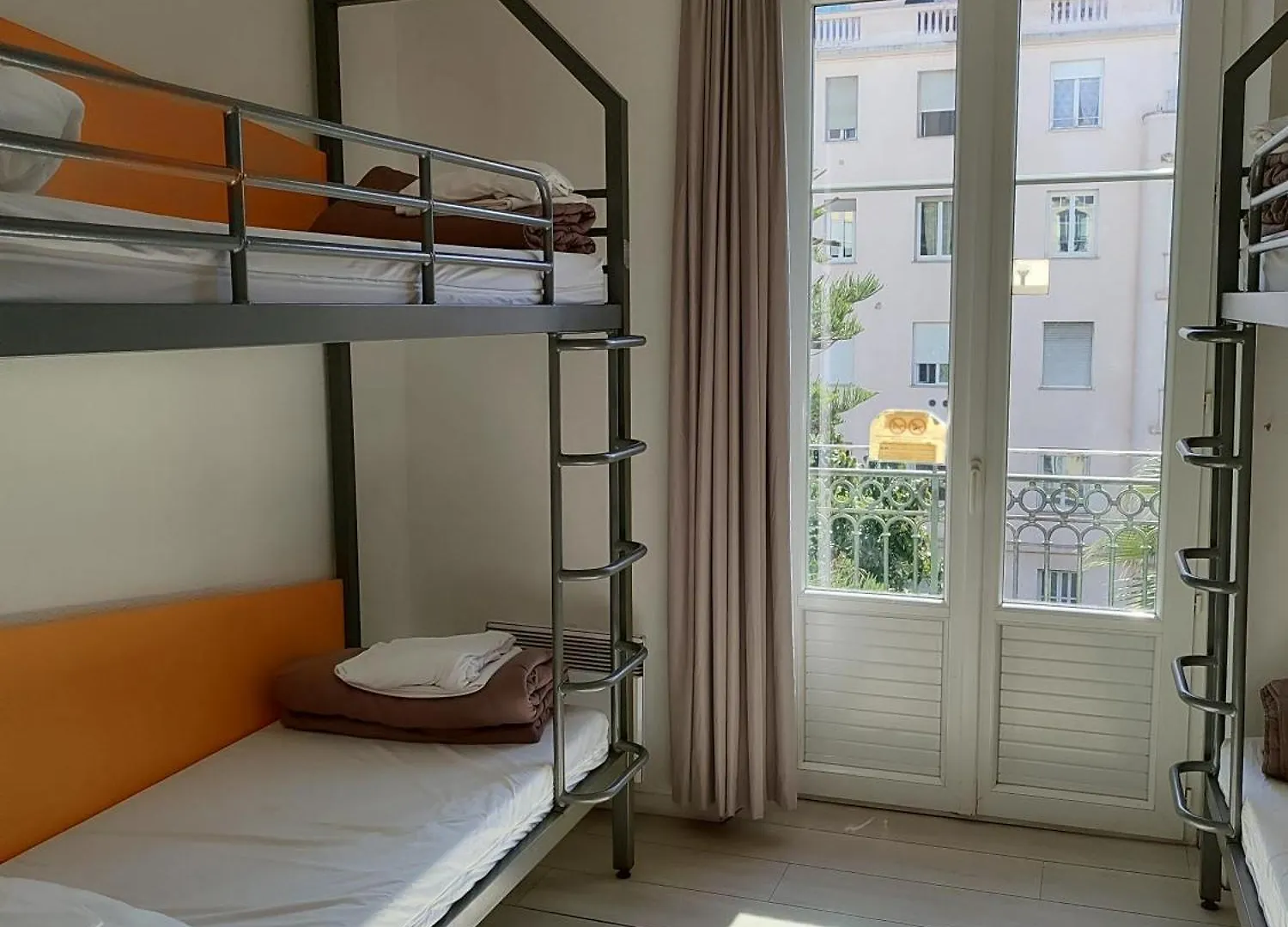 Auberge de Jeunesse HI Les Camélias Nice 0*,  France